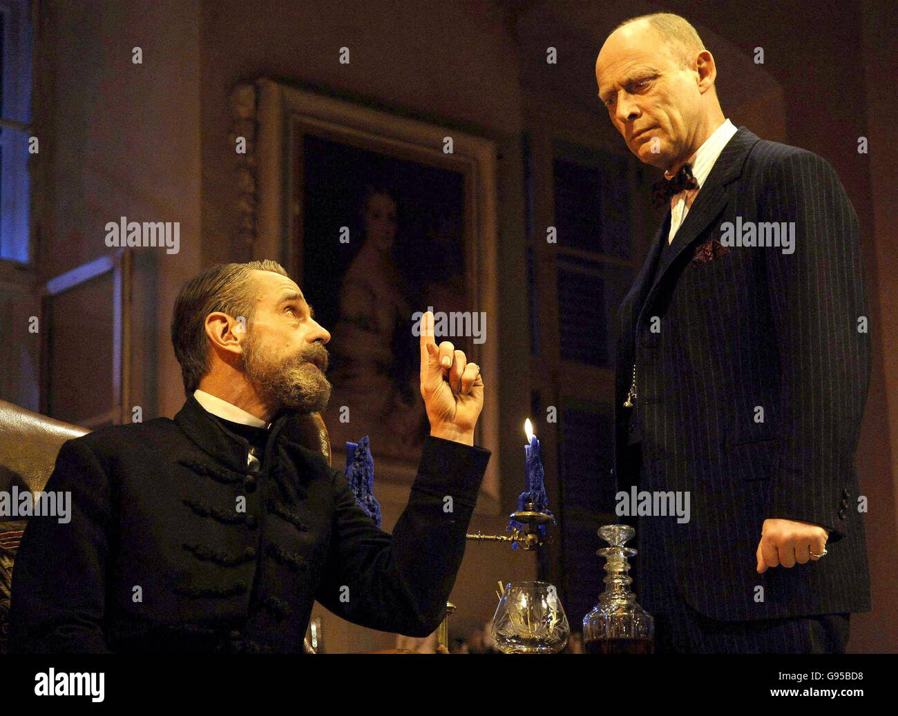 Jeremy Irons (links) und Patrick Malahide während einer Fotoanspielung für das neue Stück „Embers“, geschrieben von Christopher Hampton, vom Duke of York's Theatre, St Martins Lane, Central London, Dienstag, 28. Februar 2006. DRÜCKEN SIE VERBANDSFOTO. Der Bildnachweis sollte lauten: Yui Mok/PA Stockfoto