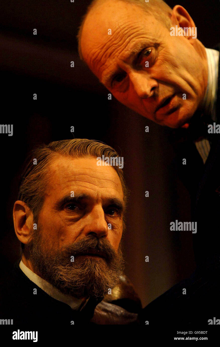 Jeremy Irons (links) und Patrick Malahide während einer Fotoanspielung für das neue Stück „Embers“, geschrieben von Christopher Hampton, vom Duke of York's Theatre, St Martins Lane, Central London, Dienstag, 28. Februar 2006. DRÜCKEN SIE VERBANDSFOTO. Der Bildnachweis sollte lauten: Yui Mok/PA Stockfoto