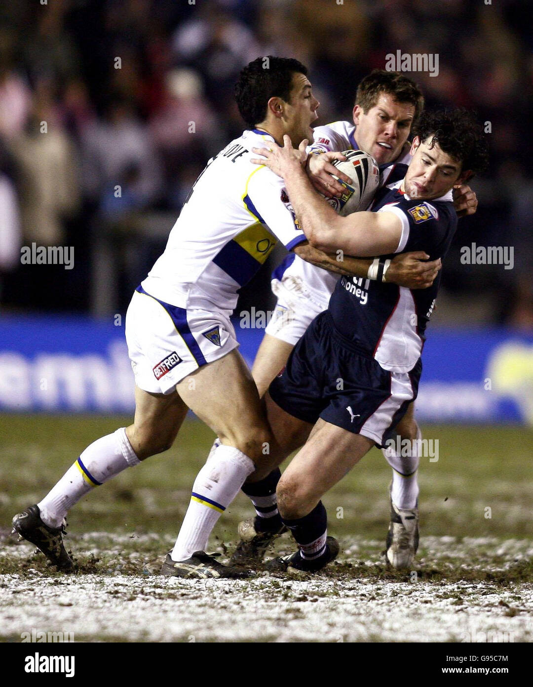 St Helens' Paul Wellens (R) wird am Freitag, den 3. März 2006, von Warrington Wolves' Brent Rose und Toa Kohe Love (L) während des Engage Super League-Spiels im Halliwell Jones Stadium, Warrington, angegangen. DRÜCKEN Sie VERBANDSFOTO. Bildnachweis sollte lauten: PA. **** Stockfoto