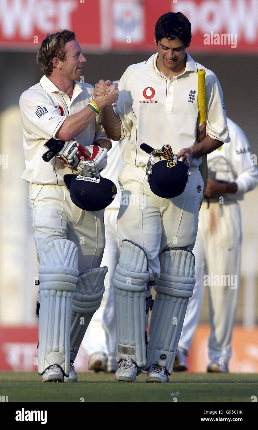 Der Engländer Paul Collingwood (L) schüttelt Alastair Cook die Hände, als sie am Ende des Spiels am vierten Tag des ersten Testspiels gegen Indien am Vidarbha Cricket Association Ground, Nagpur, Indien, am Samstag, 4. März 2006, das Feld verlassen. DRÜCKEN SIE VERBANDSFOTO. Bildnachweis sollte lauten: Rebecca Naden/PA. Stockfoto