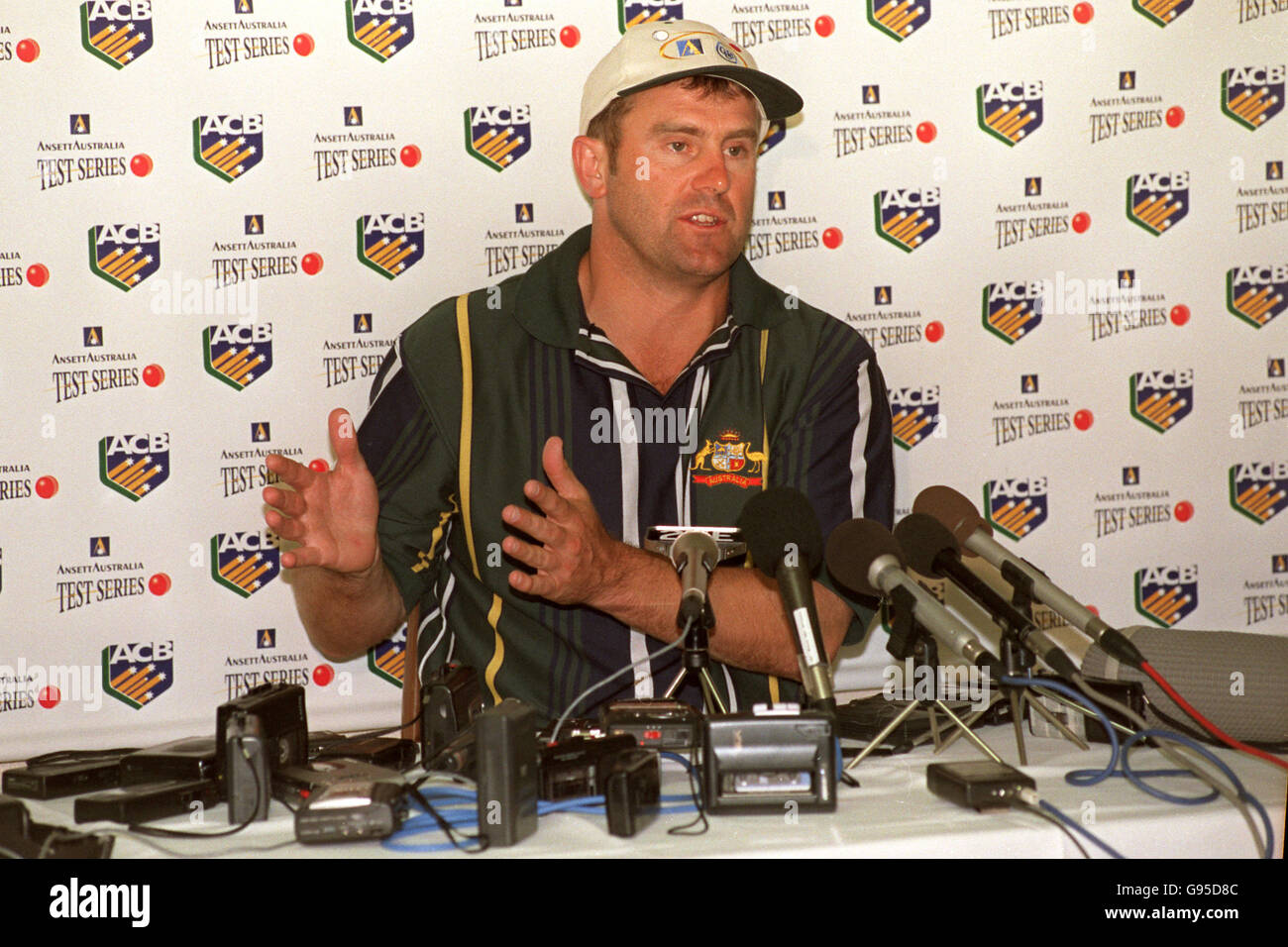 Australiens Kapitän Mark Taylor steht nach seinen Teams vor der Presse Sieben Wicket gewinnen im zweiten Test gegen England Stockfoto