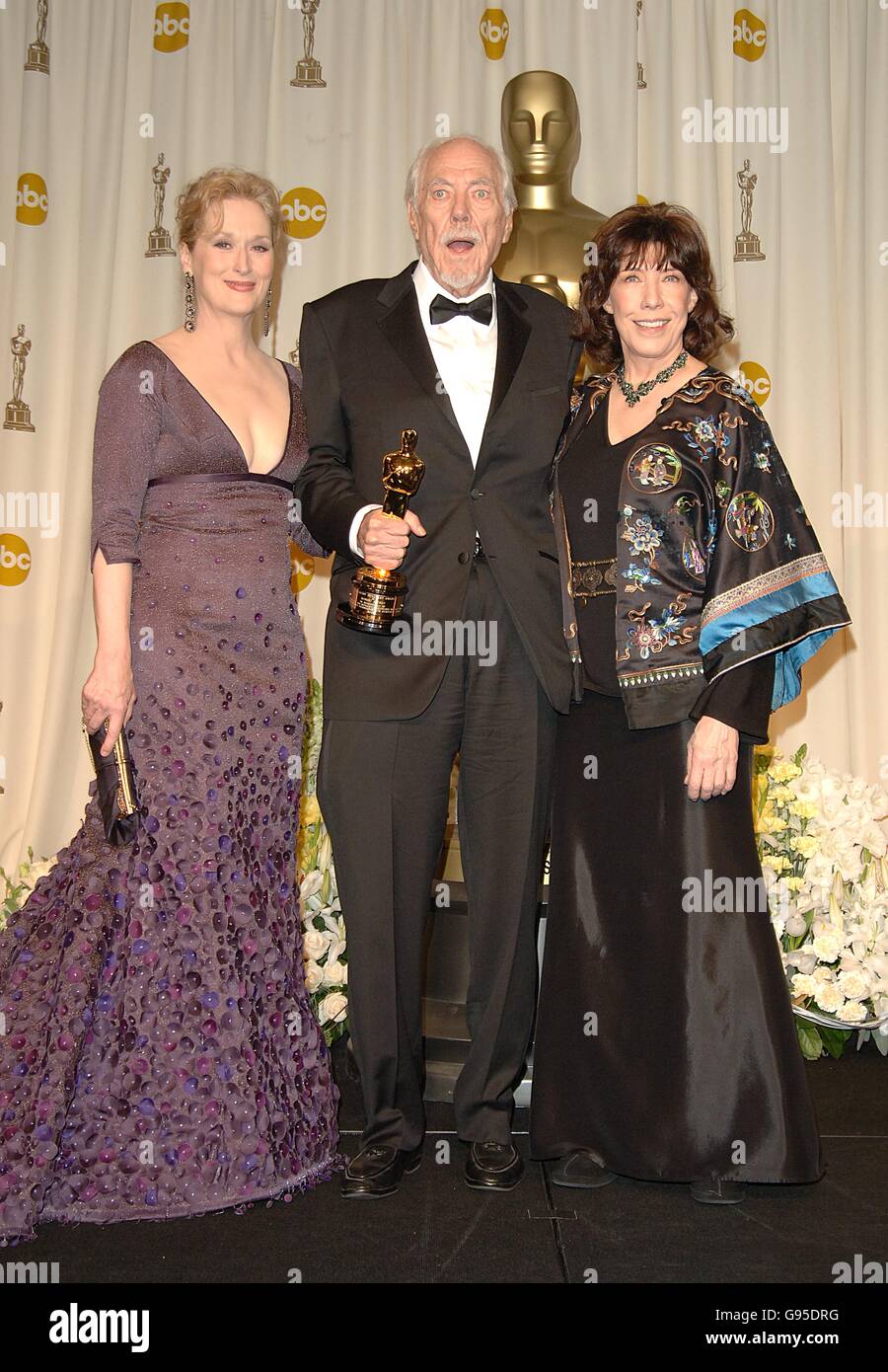 Meryl Streep (l) und Lily Tomlin mit Robert Altman Who Erhielt den Ehrenpreis der Akademie Stockfoto