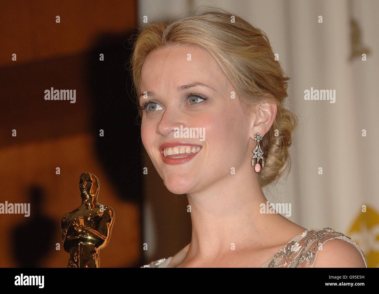Academy Awards – Oscars – Kodak Theatre. Reese Witherspoon mit dem Preis für die beste Schauspielerin in einer Hauptrolle für Walk the Line Stockfoto