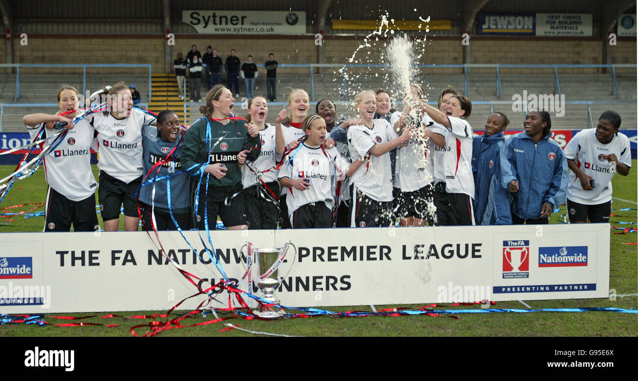 Fußball – FA Nationwide Women's Premier League Cup Final – Charlton Athletic gegen Arsenal – Causeway Stadium. Das Team von Charlton Athletic feiert den Sieg im FA Premier League Cup gegen Arsenal. Stockfoto