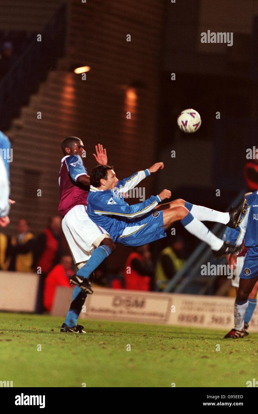 Chelseas Gustavo Poyet (rechts) versucht unter Druck einen Overhead-Kick Von Ian Taylor von Aston Villa (links) Stockfoto