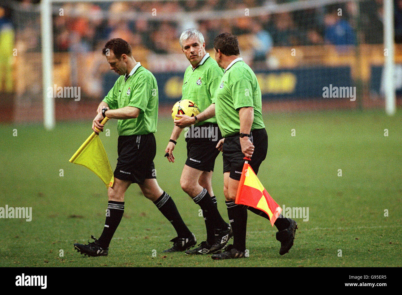 Schiedsrichter John Kirkby (Mitte) und seine Assistenten Glenn Hall (links) und Ian Harris (rechts) in ihren lauernden grünen Hemden, die sie trugen, um einen Zusammenstoß mit Norwich City's Change Kit zu vermeiden Stockfoto