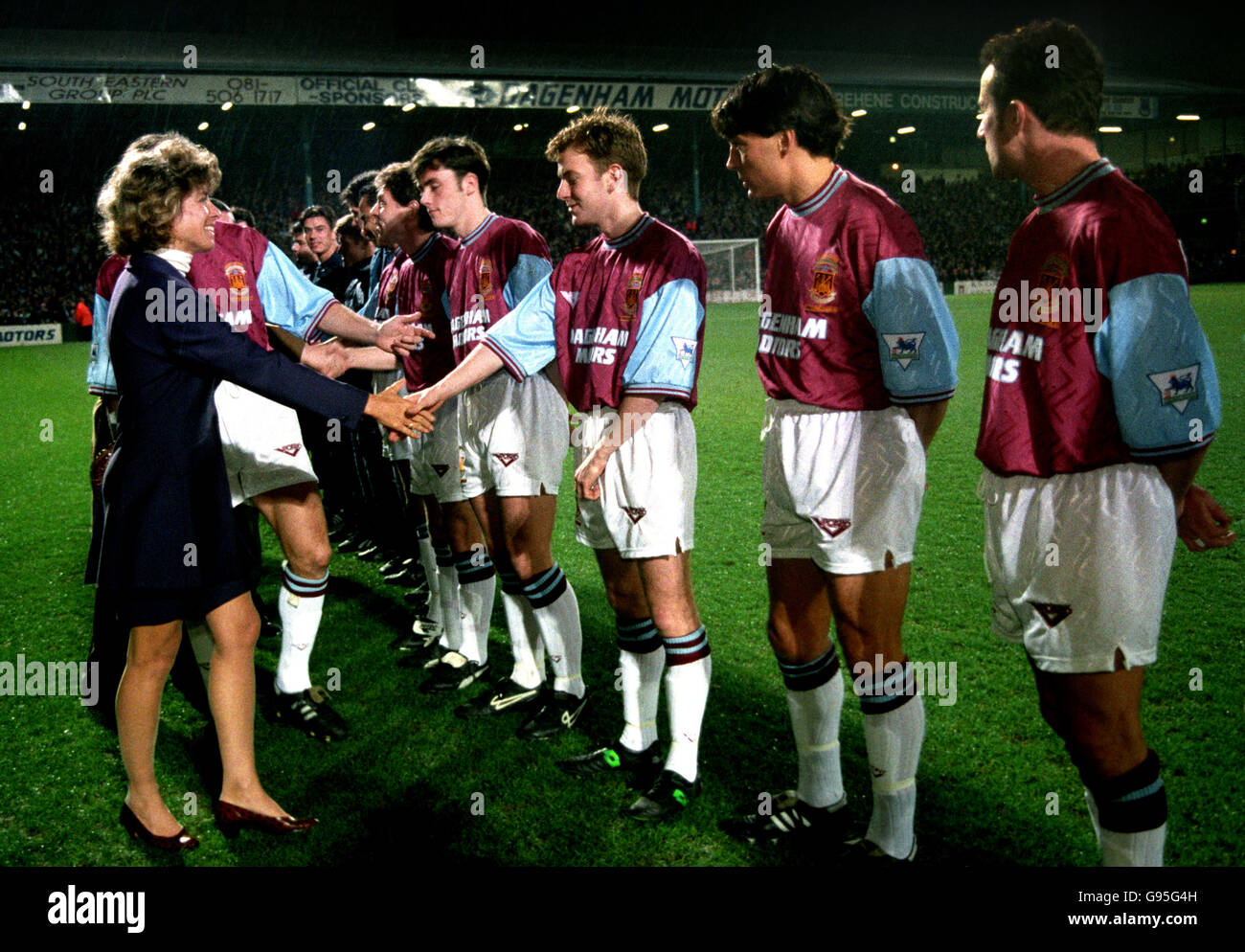 Die Witwe von West Ham und Englands Fußballstar Bobby Moore, Stephanie Moore, wird der West Ham-Mannschaft vorgestellt. Die aktuelle West Ham-Mannschaft spielte eine FA Premier League SELECT-Mannschaft. Stockfoto