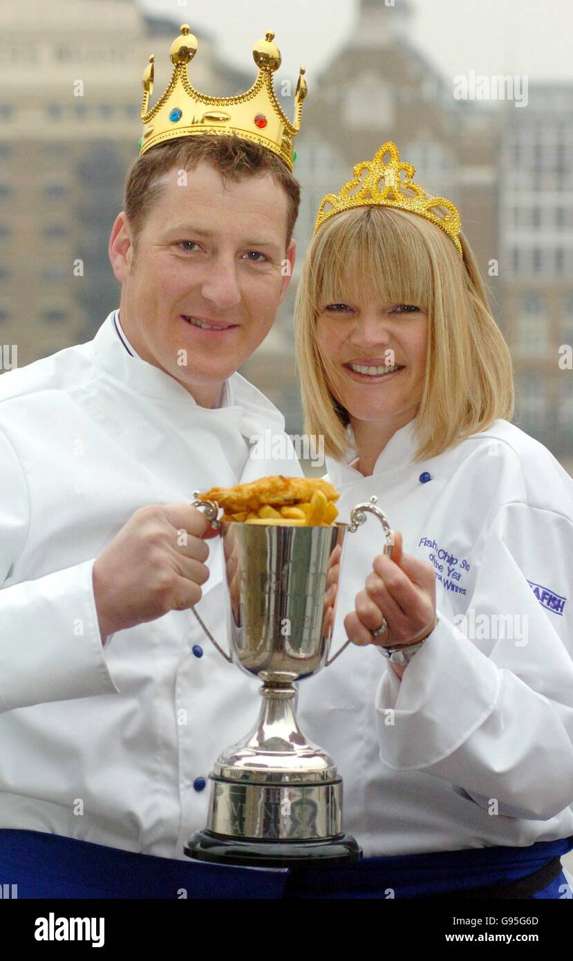 Nigel und Linda Hodgson, Eigentümer von Hodgsons Chippy in Lancaster, feiern am Mittwoch, den 1. Februar 2006, beim Finale des National Fish & Chip Shop of the Year Competition im Guoman Tower Hotel by Tower Bridge in London, die Auszeichnung zum besten Chippy der Nation. Der Preis wurde dem Paar während einer Zeremonie im Hotel überreicht, die von den Organisatoren des Wettbewerbs, der Sea Fish Industry Authority (Seafish), veranstaltet wurde. Stockfoto