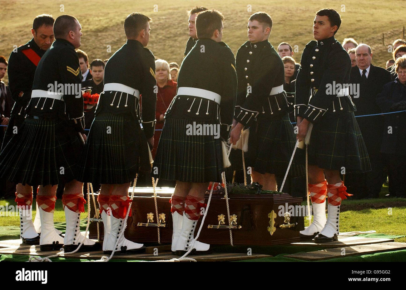 Trauernde versammeln sich heute, um am Mittwoch, den 15. Februar 2006, dem Begräbnis des britischen Soldaten Lance Corporal Allan Douglas, auf dem Friedhof von Dyce, Tribut zu zollen. Allan Douglas, 22, diente im 1. Bataillon der Highlanders, als er am 30. Januar in der unbeständigen Provinz Maysan getötet wurde. Er war der 99. Britische Soldat, der im Irak getötet wurde. Siehe PA Story FUNERAL Iraq. DRÜCKEN SIE VERBANDSFOTO. Der Bildnachweis sollte lauten: Danny Lawson/PA Stockfoto