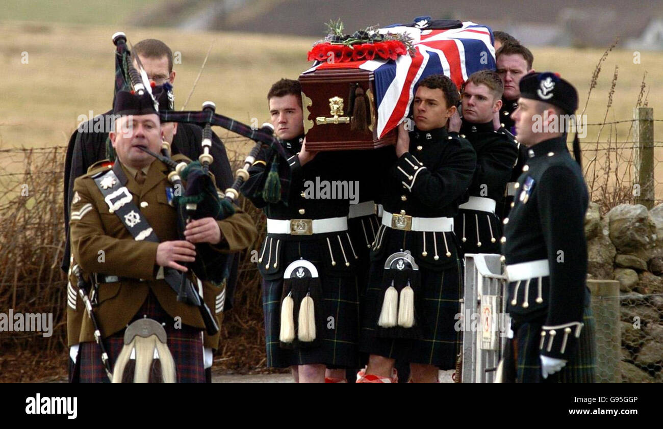 Die Beerdigung des britischen Soldaten Lance Corporal Allan Douglas findet am Mittwoch, den 15. Februar 2006, auf dem Friedhof von Dyce statt. Allan Douglas, 22, diente bei den Highlanders des 1. Bataillons, als er am 30. Januar in der unbeständigen Provinz Maysan getötet wurde. Er war der 99. Britische Soldat, der seit Beginn der Feindseligkeiten im Irak getötet wurde. Siehe PA Story FUNERAL Iraq. DRÜCKEN SIE VERBANDSFOTO. Der Bildnachweis sollte lauten: Danny Lawson/PA Stockfoto