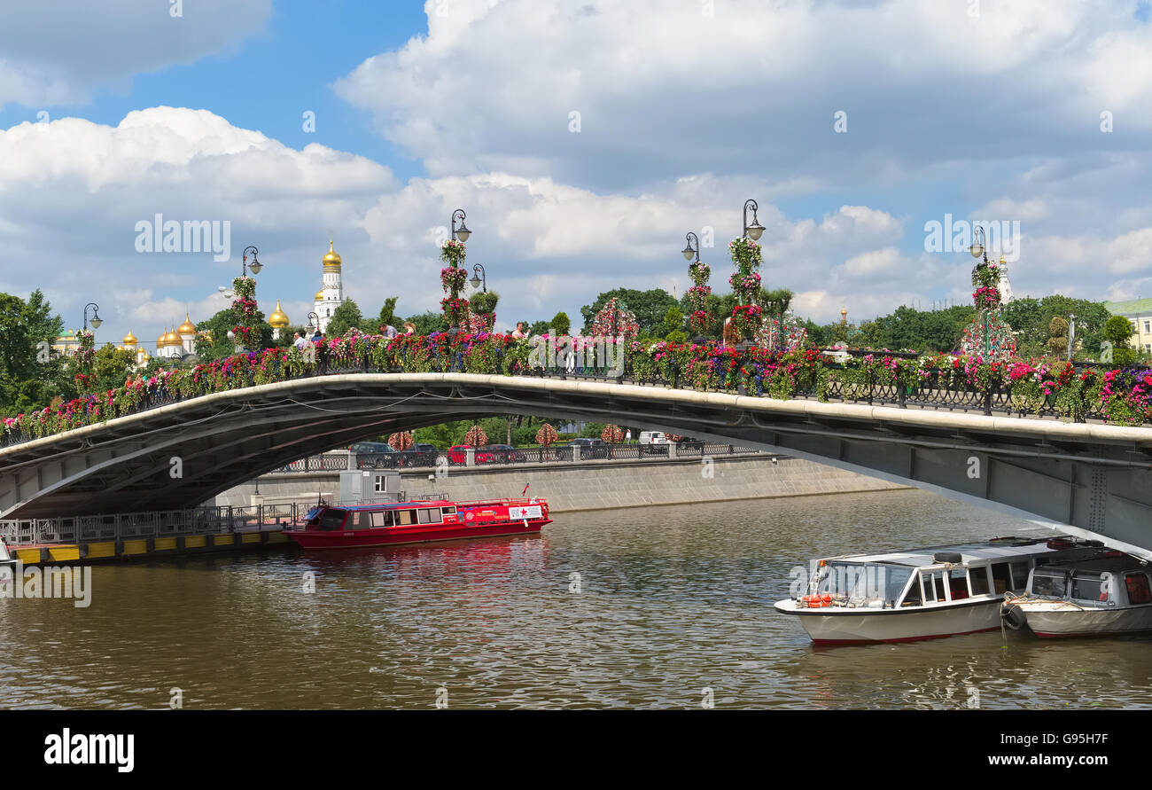 Brücke der Liebe, oder eine Wiesen-Brücke oder eine Tretjakow-Brücke verbindet den Bolotnaja-Platz mit Kadashevskaya Damm Stockfoto
