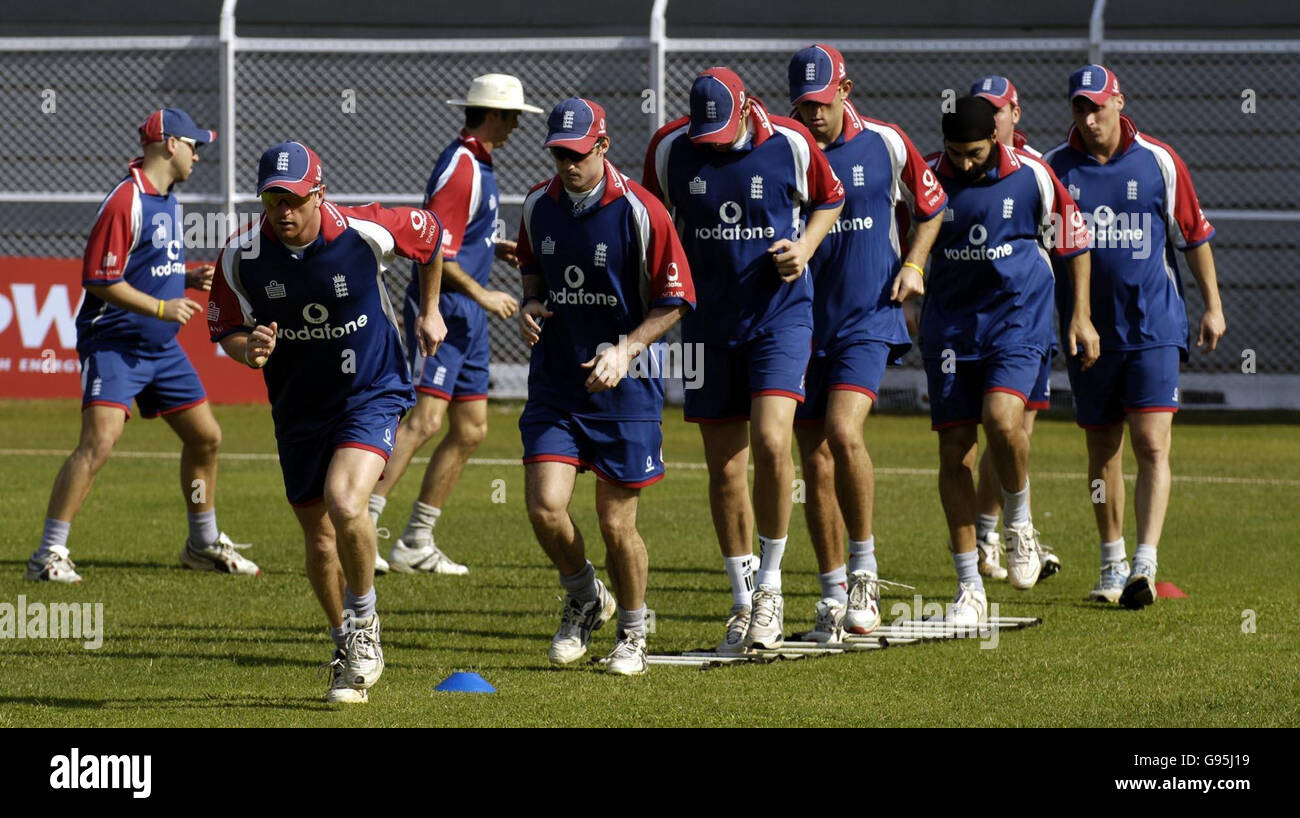 England Cricketspieler wärmen sich beim Netztraining im Cricket Club of India, Brabourne Stadium, Bombay, Indien, Freitag, 17. Februar, auf 2006. PRESSEVERBAND Foto. Bildnachweis sollte lauten: Rebecca Naden/PA. Stockfoto