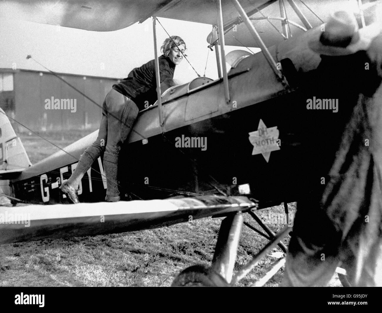 Aviatrix Amy Johnson, London Airplane Club, ist die erste Frau, die die Bodeningenieurlizenz eines Luftverkehrsministeriums erhält - eine begehrte Auszeichnung. Sie war bereits eine qualifizierte Pilotin. Stockfoto