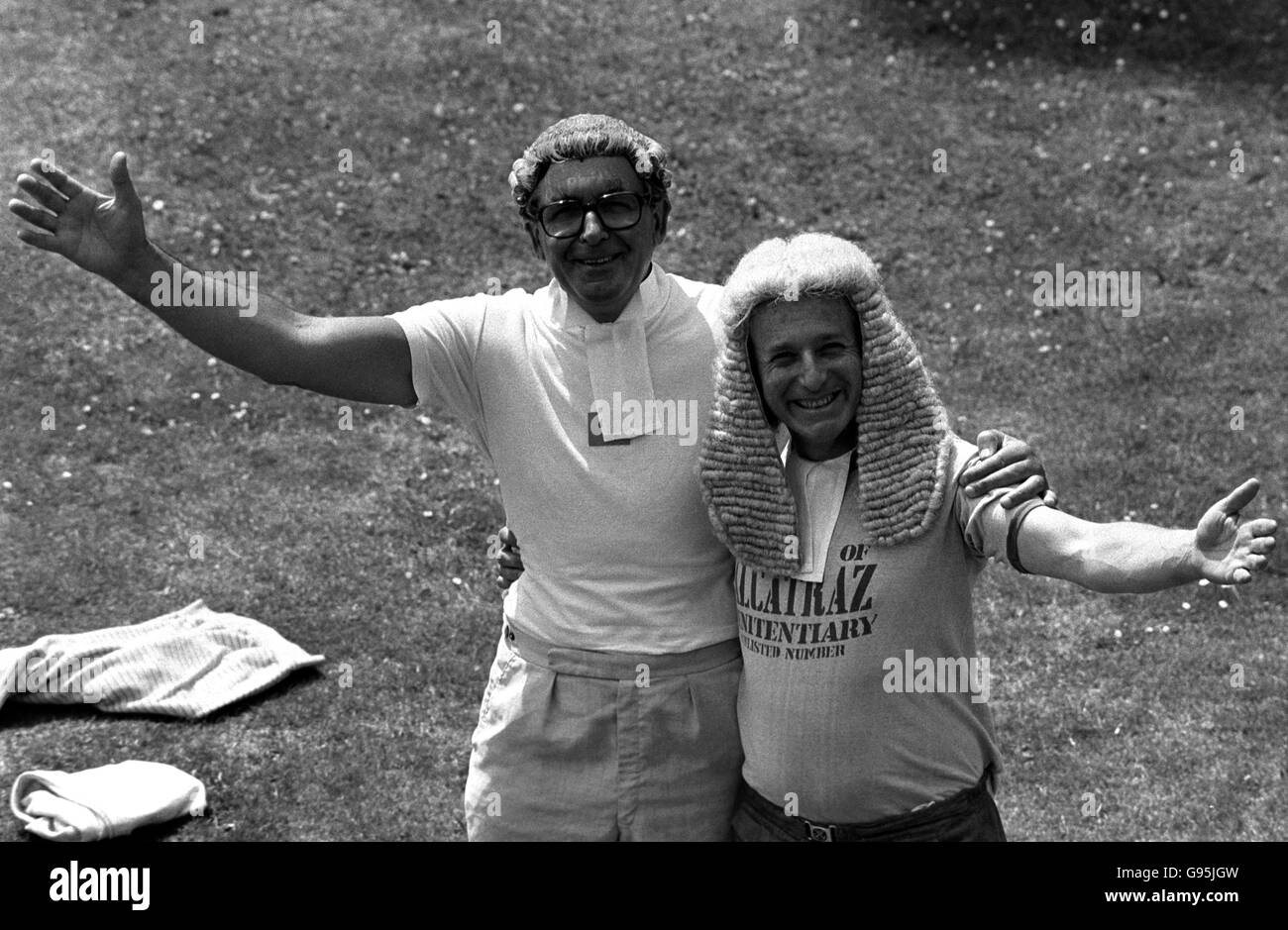 Greville Janner (rechts), der Labour-Abgeordnete für West Leicester, mit dem ehemaligen Tory-Minister für Soziales und Umwelt, Patrick Jenkin, dem Abgeordneten für Wanstead und Woodford. Die Veranstaltung sollte Geld sammeln, um das Dach der St. Margaret's Church wiederherzustellen. Stockfoto