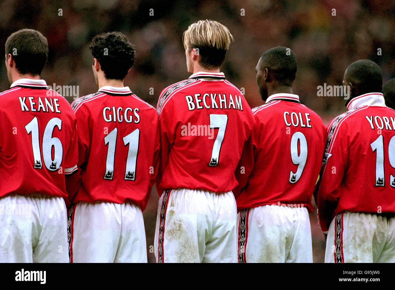 Die Verteidigungsmauer von Manchester United (links-rechts): Roy Keane, Ryan Giggs, David Beckham, Andy Cole und Dwight Yorke während des Spiels der FA Carling Premiership. Stockfoto