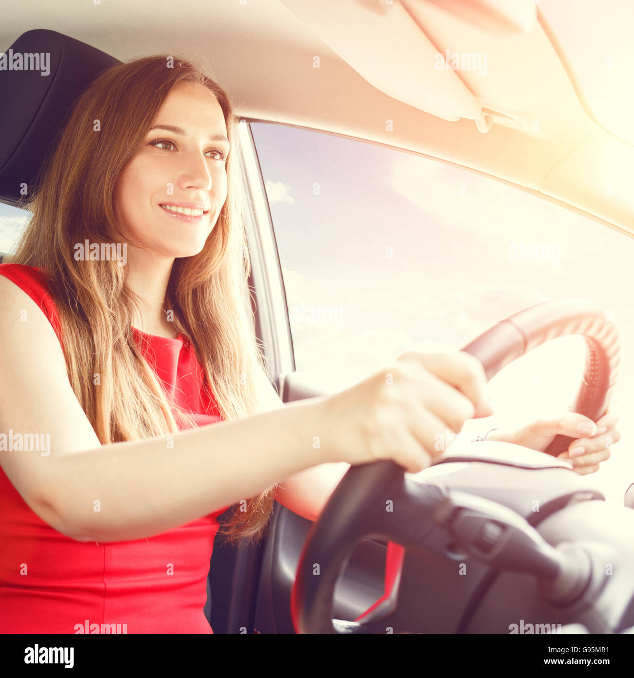 Glückliche Mädchen neue oder gemietete Auto fahren. Mieten Auto Hintergrund Stockfoto