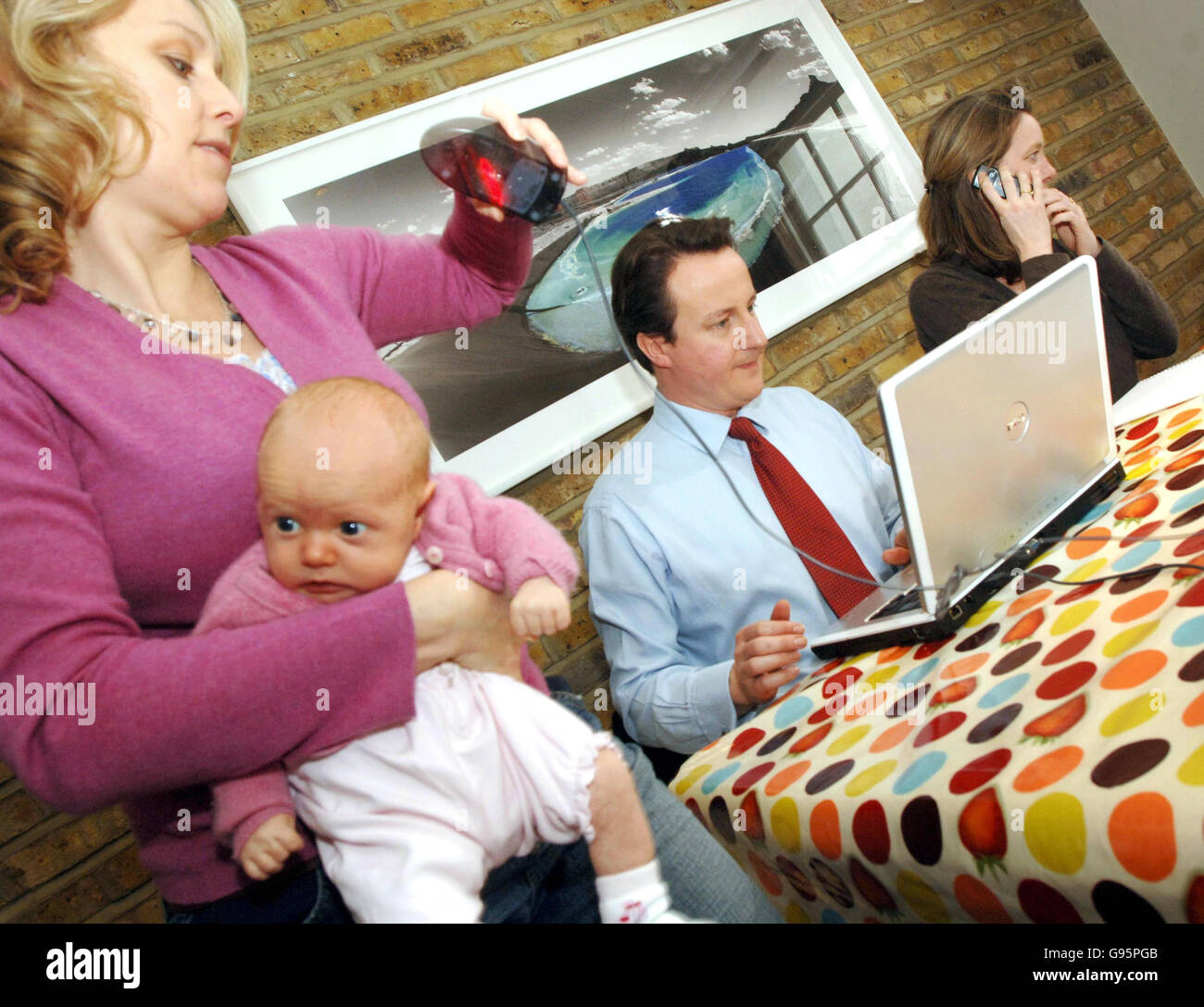 David Cameron, der Vorsitzende der Konservativen Partei, mit Müttern von der mumsnet-Website an seinem ersten Tag zurück bei der Arbeit nach dem Vaterschaftsurlaub Stockfoto
