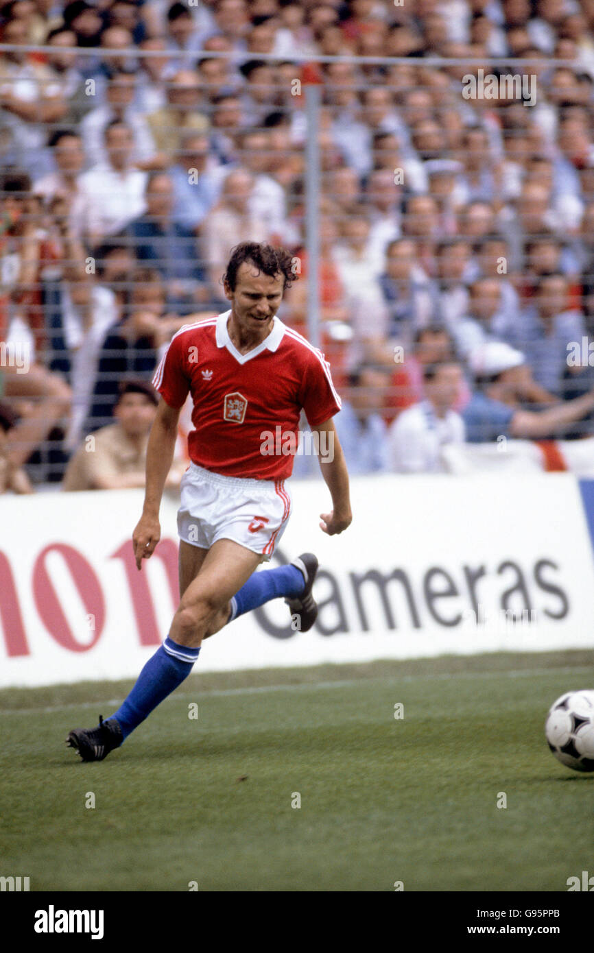 Fußball - Weltmeisterschaft Spanien 1982 - Gruppe vier - England gegen Tschechoslowakei - San Mames Stadium. Jozef Barmos, Tschechoslowakei Stockfoto