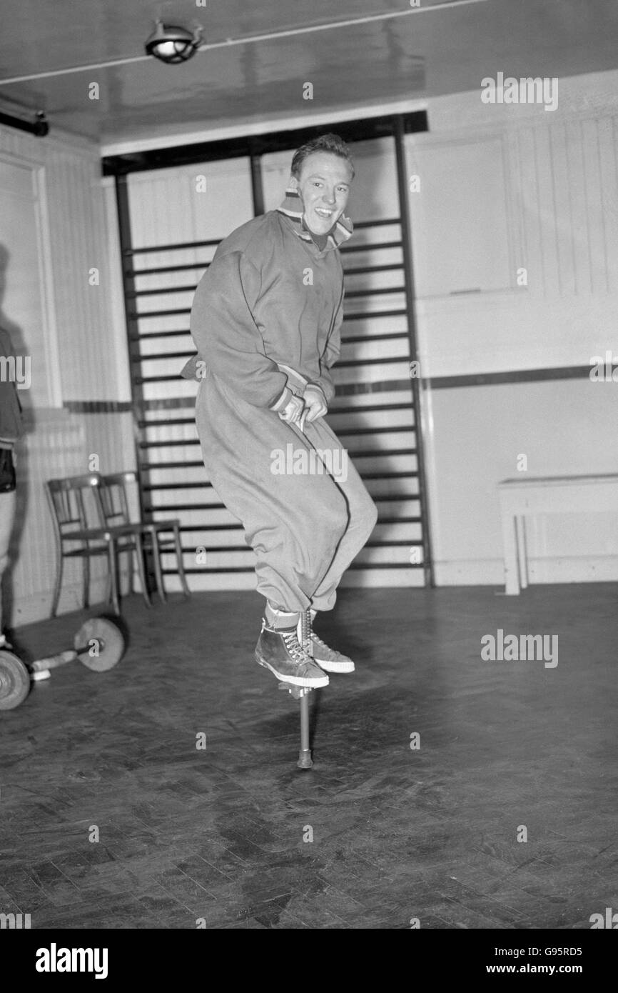 Fußball - Football League Division One - Chelsea Training - Stamford Bridge. Chelseas Frank Blunstone liegt auf einem Pogo-Stick über das Fitnessstudio Stamford Bridge. Stockfoto