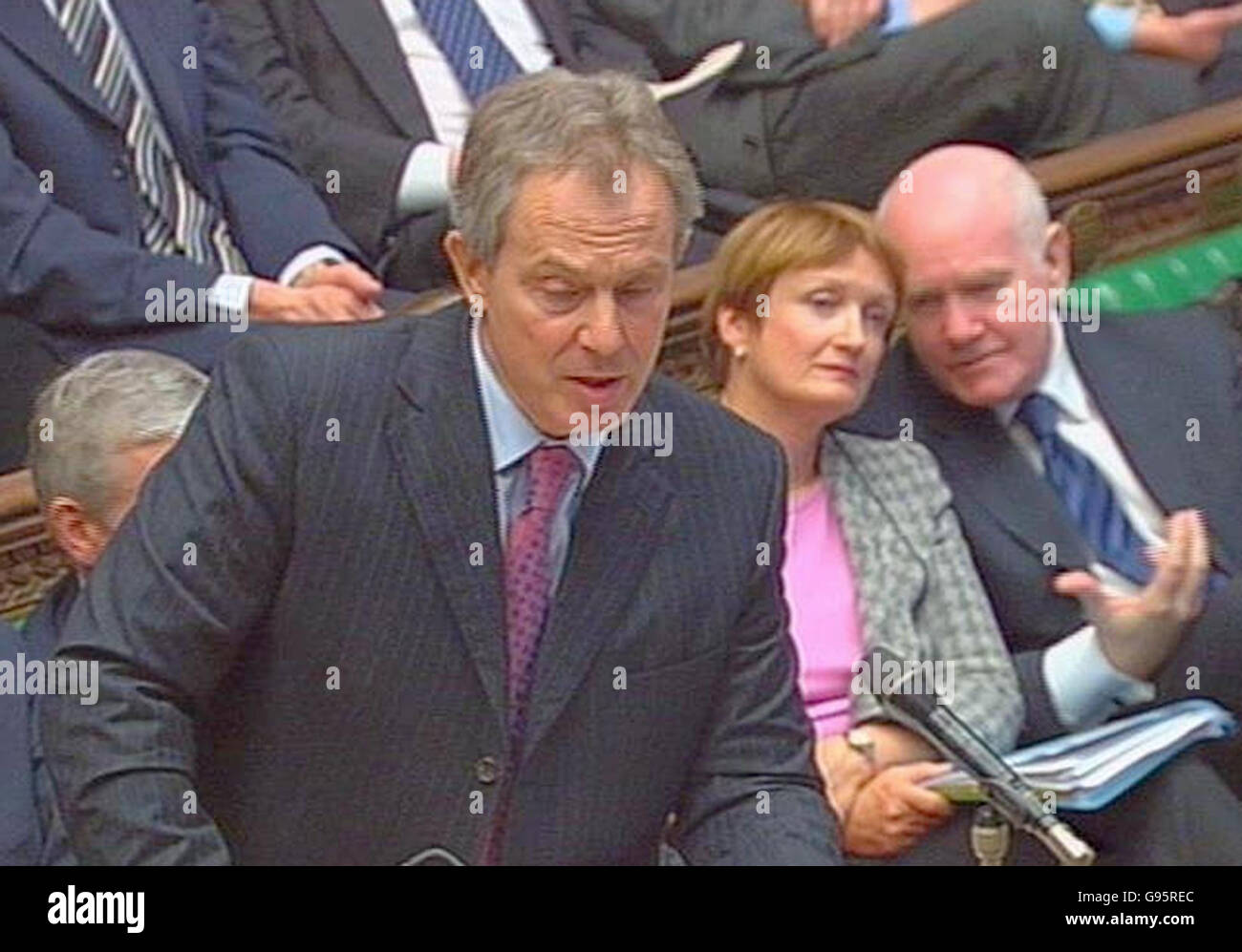 Kultursekretärin Tessa Jowell und John Reid (r) hören sich den britischen Premierminister Tony Blair während der Fragestunde des Premierministers im Unterhaus in London am Mittwoch, den 1. März 2006, an. PRESSEVERBAND FOTO.Bildnachweis sollte lesen: PA Stockfoto