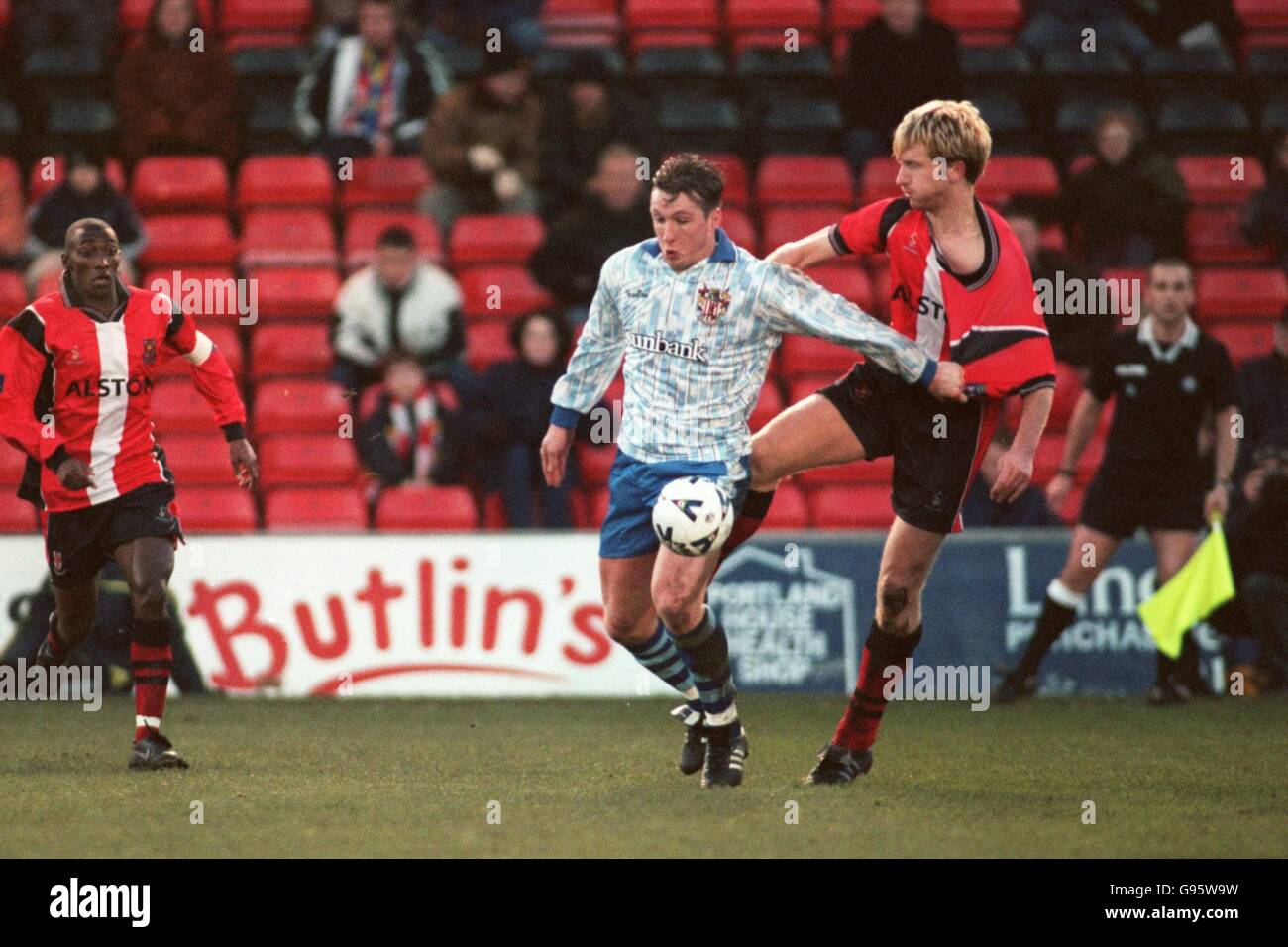 Fußball - AXA FA Cup - zweite Runde - Lincoln City gegen Stevenage Borough. Carl Alford von Stevenage Borough hält Steve Holmes von Lincoln City zurück Stockfoto