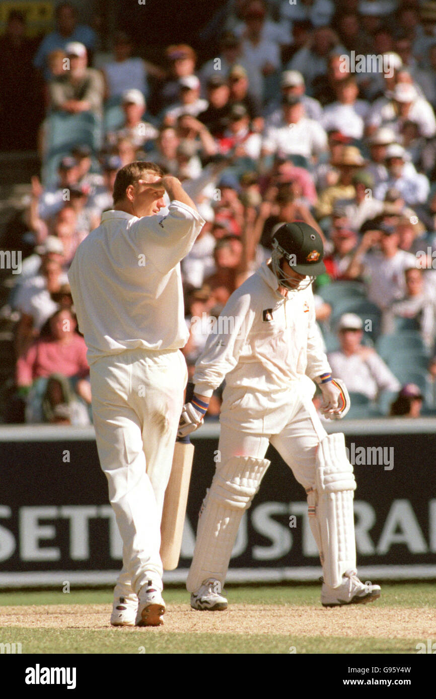 Cricket: England gegen Australien: 4. Test 3. Tag Melbourne Cricket Ground. Der englische Alan Mullally schaut auf den Pavillon, als er den australischen Stuart MacGill für 43 abwies Stockfoto