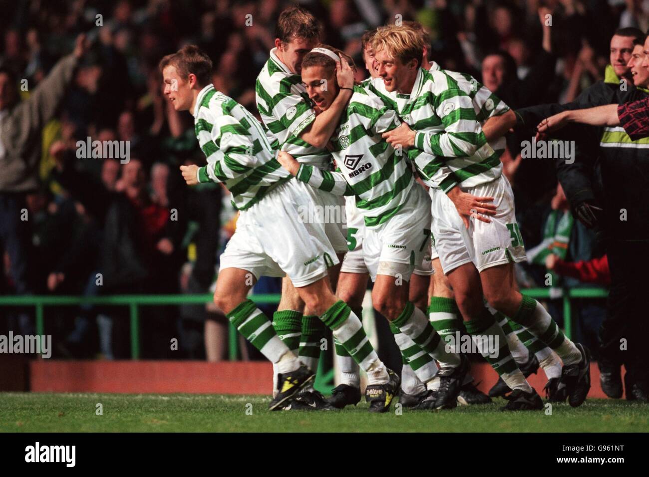 Scottish Soccer - Scottish Premier League - Celtic gegen Rangers. Celtic's Henrik Larsson feiert mit seinen Teamkollegen, nachdem er in der Old Firm Derby Punkten konnte. Stockfoto