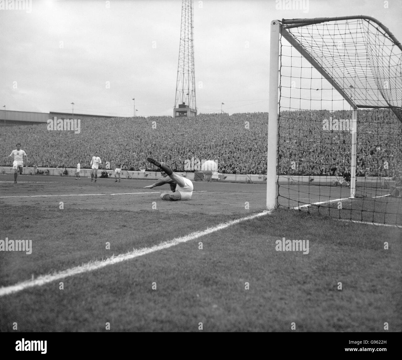 Fußball - Football League Division Two - Chelsea gegen Portsmouth - Stamford Bridge. Torhüter John Armstrong aus Portsmouth wird von Chelseas zweitem Tor geschlagen, das Bobby Tambling erzielte (aus dem Bild) Stockfoto