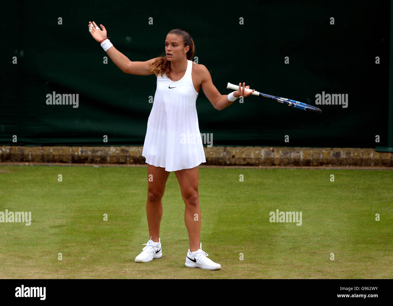Maria Sakkari in Aktion gegen Serena Williams am Tag vier der Wimbledon Championships bei den All England Lawn Tennis and Croquet Club, Wimbledon. Stockfoto