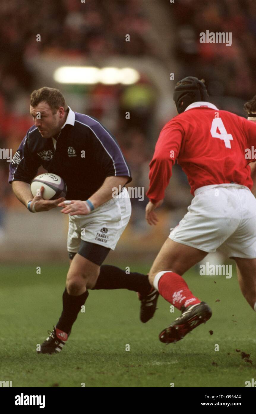 Rugby Union - Five Nations Championship - Schottland / Wales. Der schottische Duncan Hodge geht um die walisische Verteidigung. Stockfoto