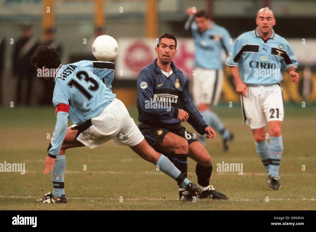 Inter Mailands Youri Djorkaeff setzt sich gegen den Lazio-Verteidiger Alessandro Nesta durch. Stockfoto Inter Mailands Youri Djorkaeff setzt sich gegen den Lazio-Verteidiger Alessandro Nesta durch. Stockfoto