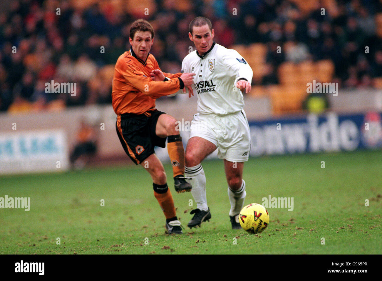 Fußball - Nationwide League Division One - Wolverhampton Wanderers gegen Port Valle. L-R; Simon Osborn, Wolverhampton Wanderers kämpft mit Liam Burns von Port Vales um den Ball Stockfoto