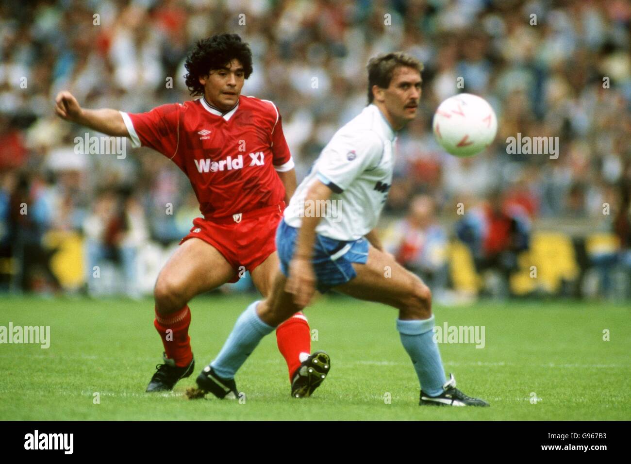 Fußball - Football League Centenary Match - Football League XI gegen Rest der Welt XI - Wembley Stadium. Diego Maradona (links) spielt den Ball nach Kenny Sansom (rechts), dem Rest der World XI (links) Stockfoto