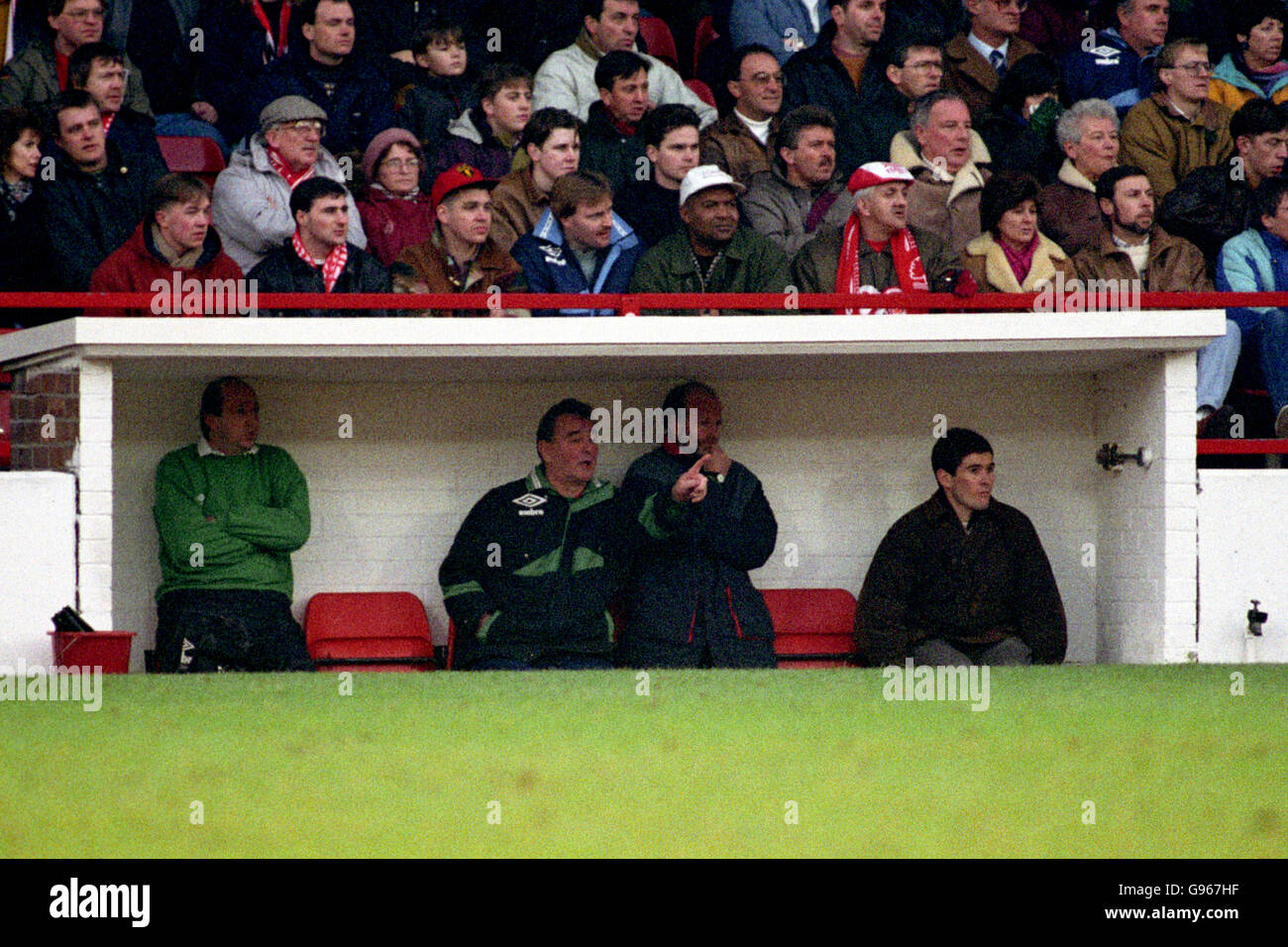 Fußball - FA Cup - vierte Runde - Nottingham Forest / Hereford United. Brian Clough, Waldmanager von Nottingham, (zeigt) in der Grube mit Liam O' Kane (l), Archie Gemmill (zweite rechts) und Nigel Clough (r) Stockfoto
