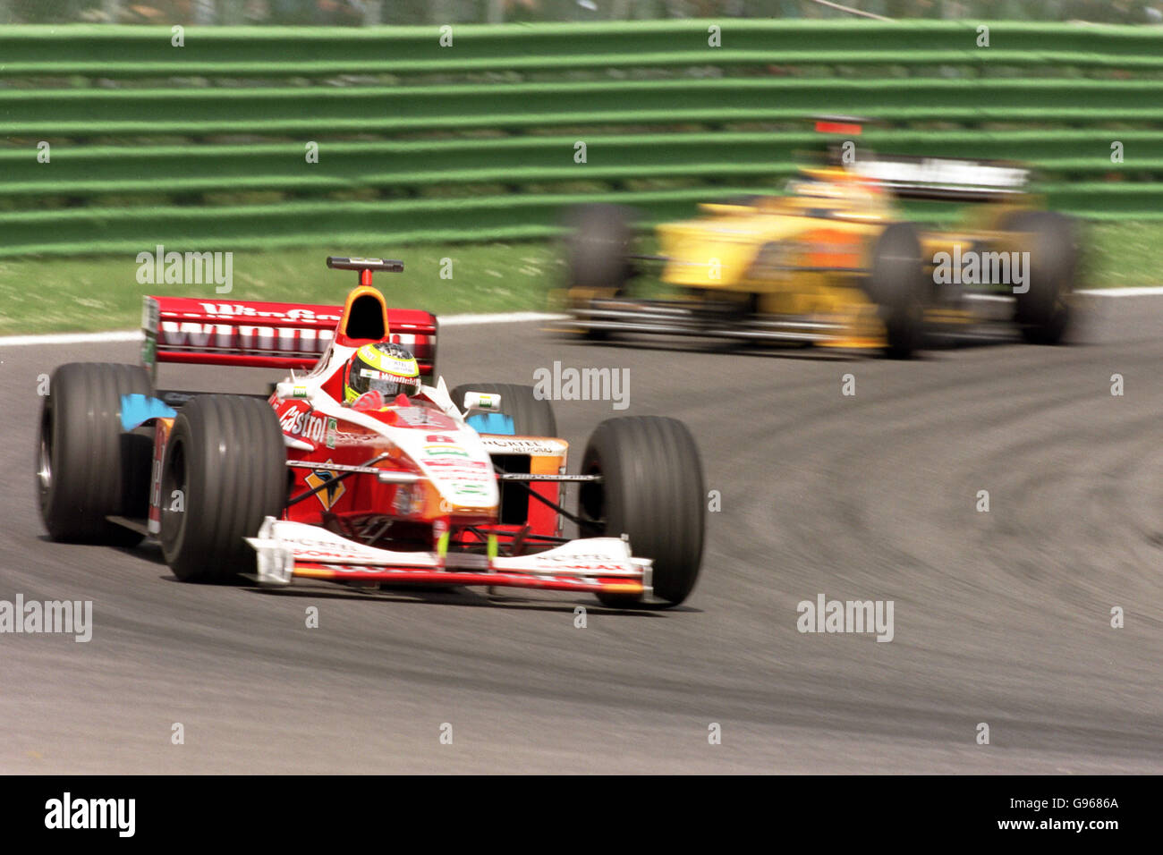 Formel-1-Autorennen - Großer Preis Von San Marino. Ralf Schumacher führt Heinz Harald Frentzen in den frühen Runden des Rennens an Stockfoto