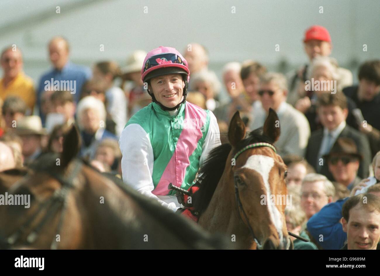 Ein glücklicher Kieren Fallon nach dem Gewinn der 1000 Guineas AT Newmarket auf WinCE Stockfoto