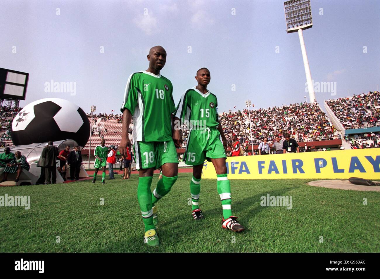 Nigerias Eddy Dombraye (links) und Rabiu Afolabi (rechts) gehen raus Zum Eröffnungsspiel ins Nationalstadion von Lagos Der Nigeria '99 World Youth Championships Stockfoto