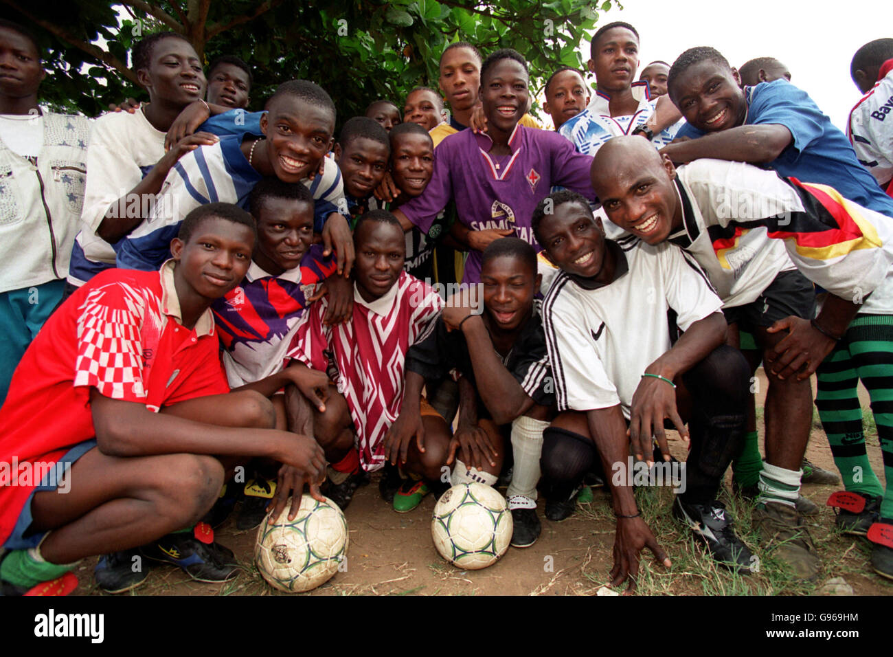 Nigerianische Fußballspieler der Taribo West Academy in Tamuno, die Trikots und Stiefel von Inter Mailands Taribo West erhalten Stockfoto