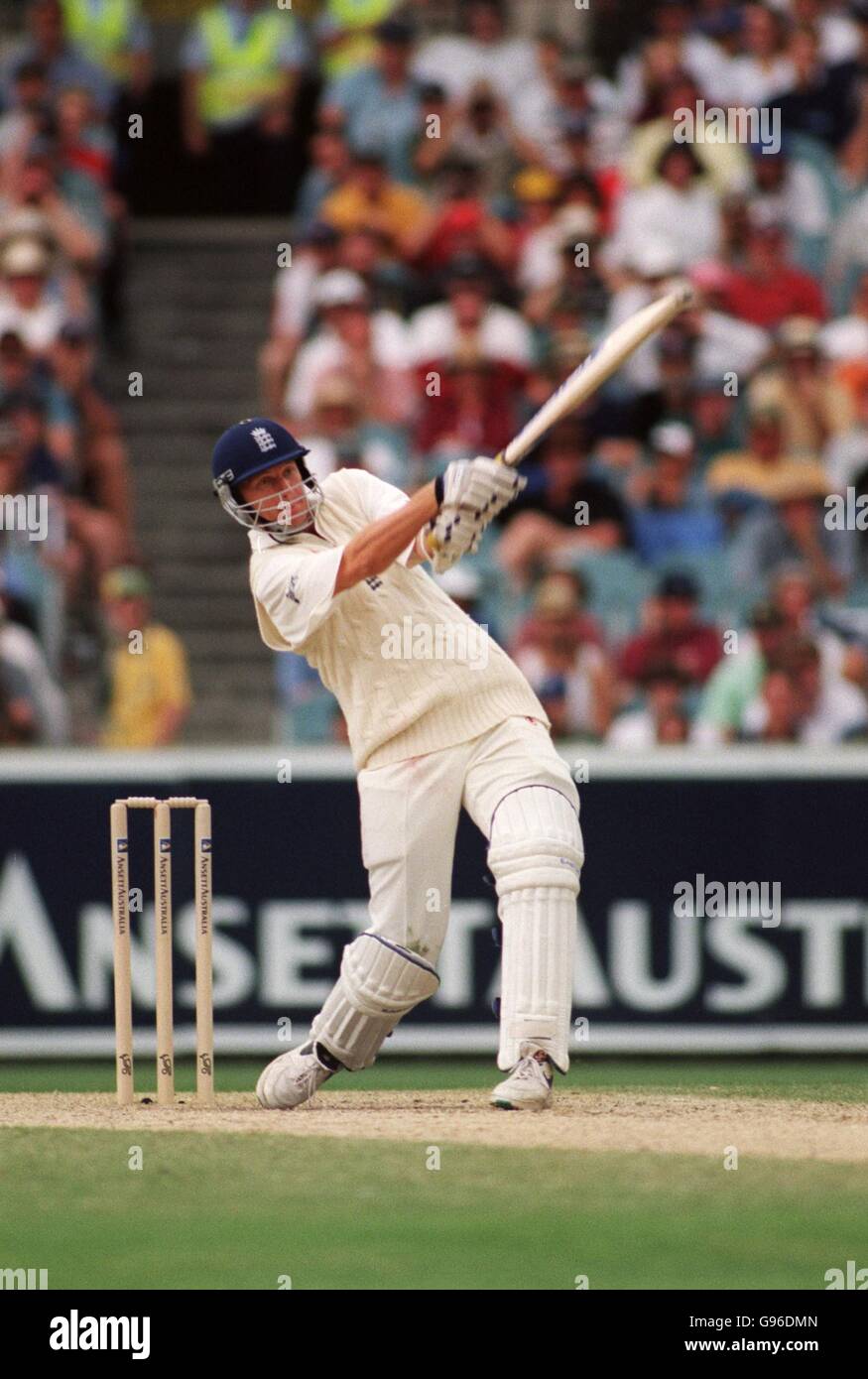 Cricket - The Ashes - Vierter Test - Australien gegen England - Vierter Tag. Englands Alan Mullally schlagend Stockfoto