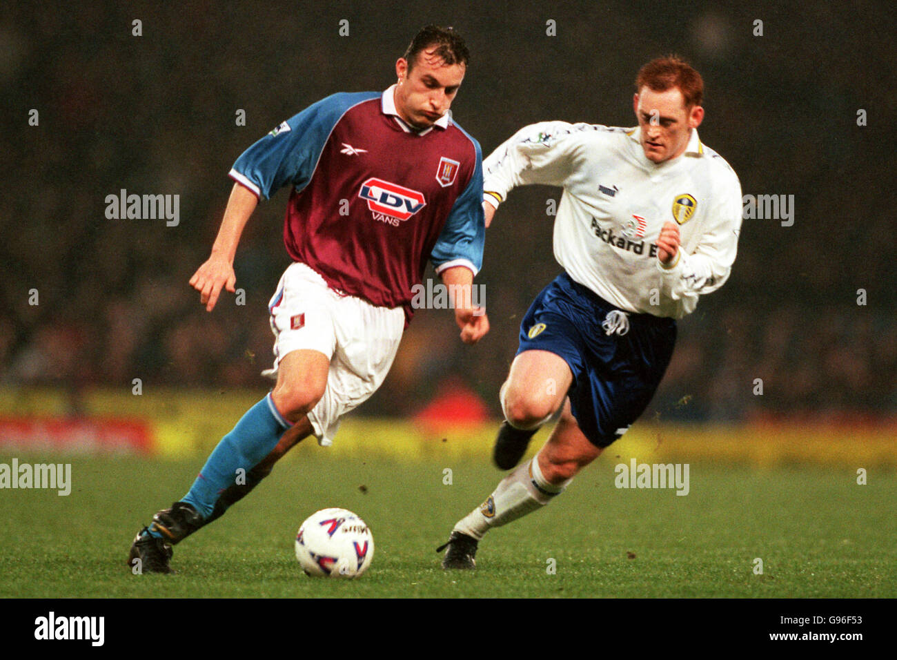 Riccardo Scimeca, Torschütze der Aston Villa, tritt gegen David Hopkin aus Leeds an Stockfoto