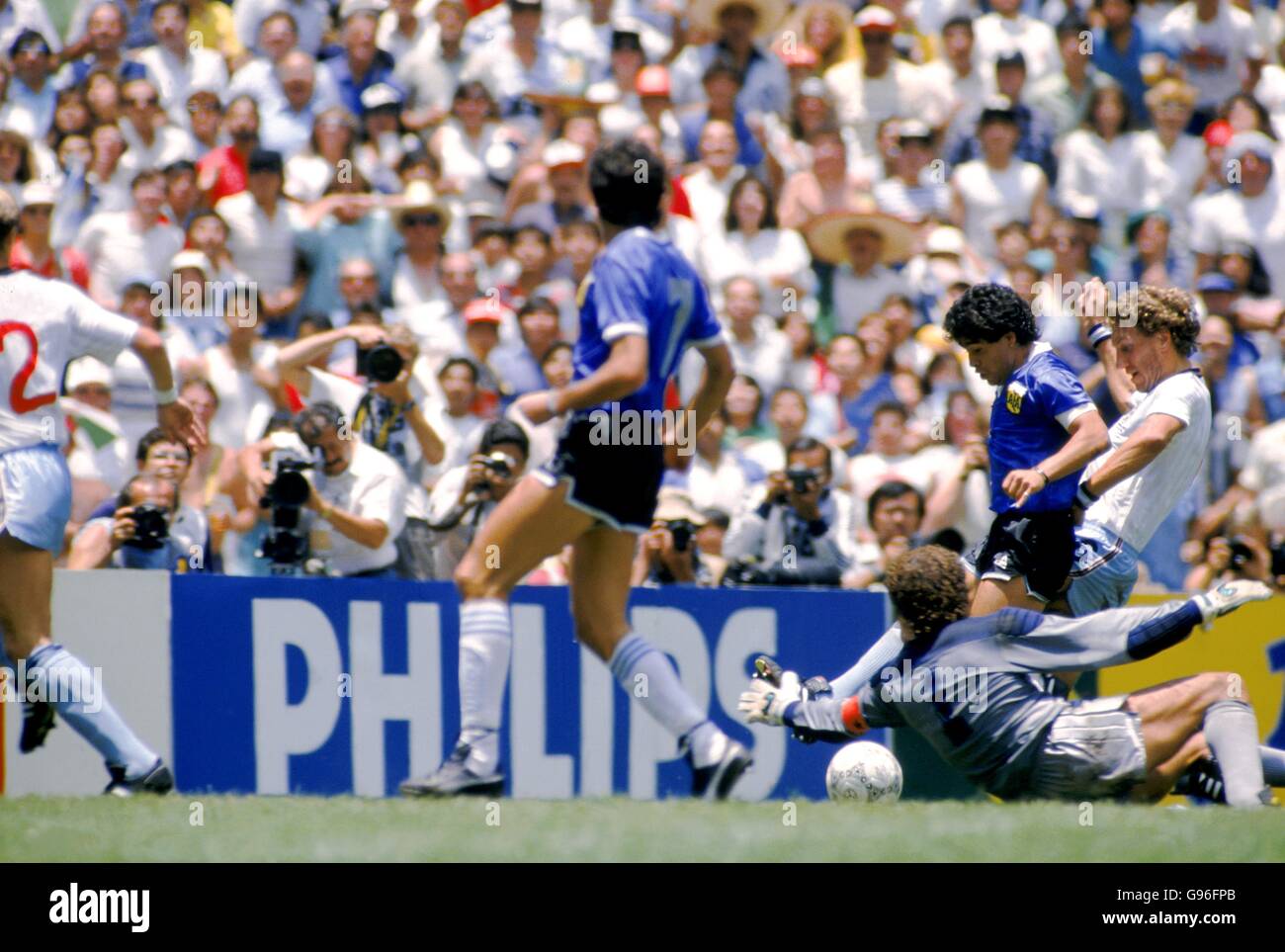 Der Argentinier Diego Maradona (zweite rechts) geht an Englands Terry Butcher (rechts) und Peter Shilton (auf dem Boden) vorbei, um sein zweites Tor des Spiels zu erzielen Stockfoto