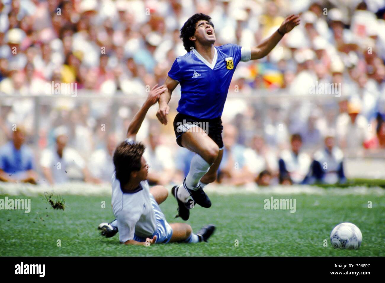Fußball - Weltmeisterschaft Mexiko 1986 - Viertelfinale - Argentinien gegen England. Argentiniens Diego Maradona (rechts) wird von Englands Terry Fenwick (links) niedergeschlagen Stockfoto