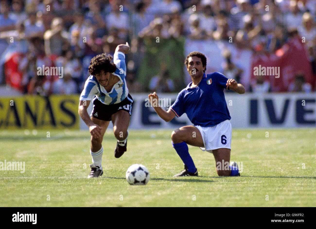 Fußball - Weltmeisterschaft Spanien 1982 - Gruppe C - Argentinien gegen Italien. Argentiniens Diego Maradona (links) entkommt dem italienischen Claudio Gentile (rechts) Stockfoto