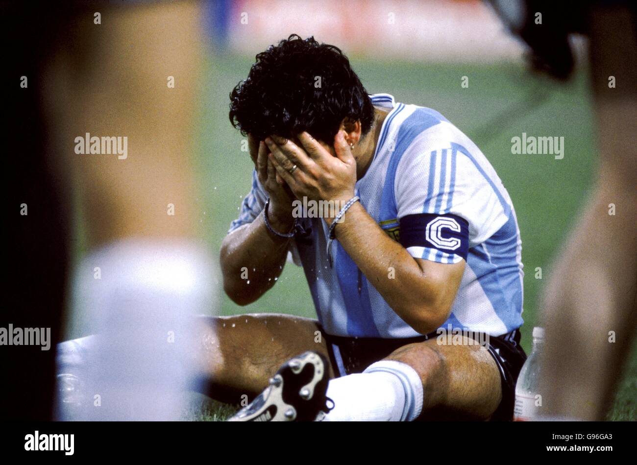 Diego Maradona aus Argentinien wäscht sich vor dem Start das Gesicht Zusätzliche Zeit Stockfoto
