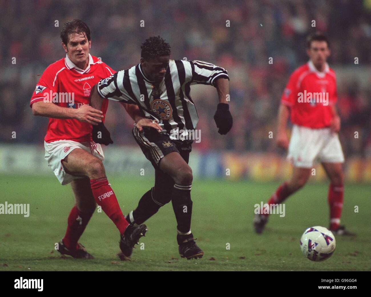 L-R; Alan Johnson, Nottingham Forest kämpft mit Louis Saha, Newcastle United, um die Ballposition Stockfoto