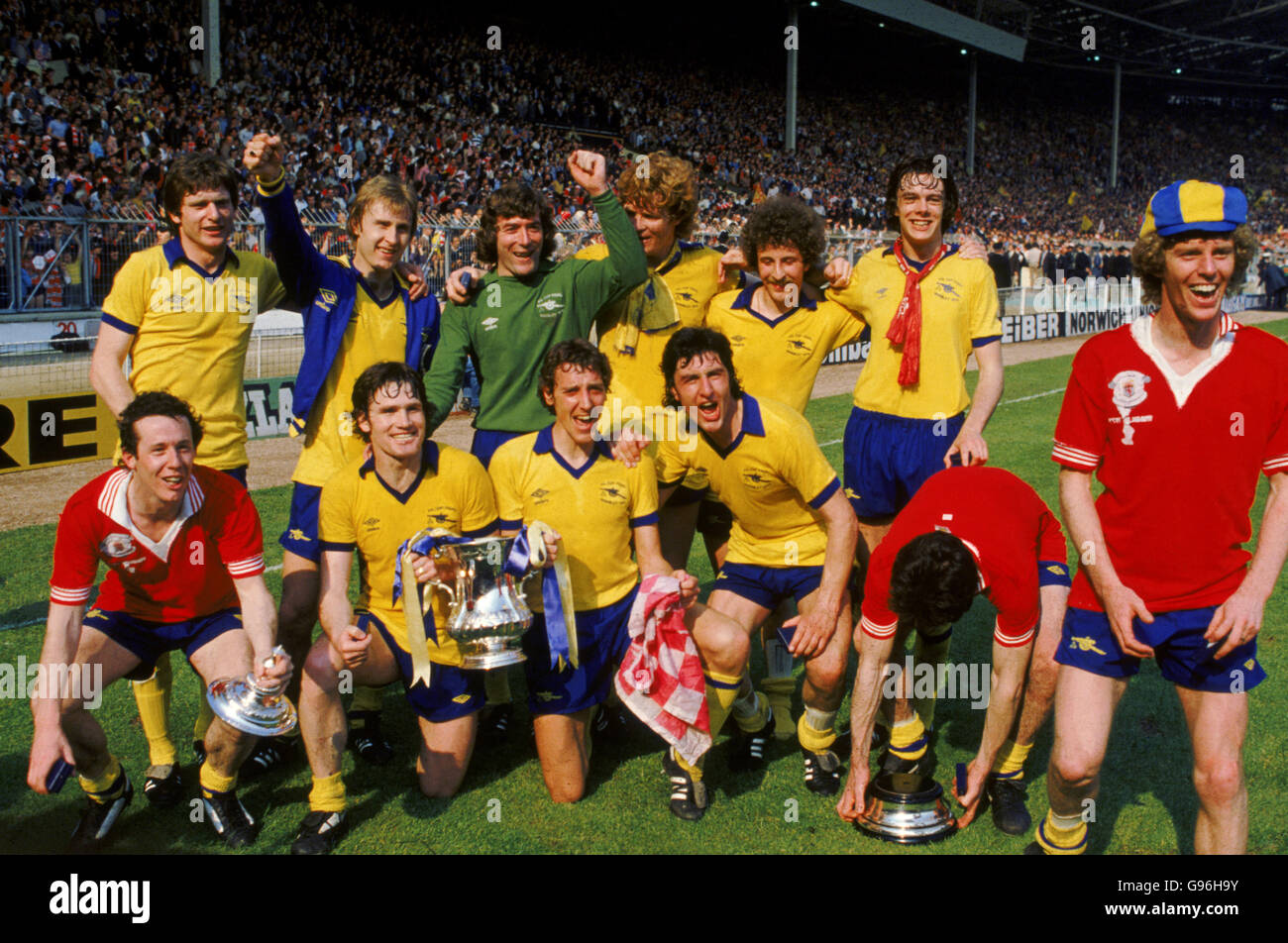 Das Arsenal-Team feiert mit dem FA Cup in der hinteren Reihe Steve Walford, David Price, Pat Jennings, Willie Young, Alan Sunderland, David O'Leary. Erste Reihe l-r: Liam Brady, Pat Rcy, Sammy Nelson, Brian Talbot, Frank Stapleton und Graham Rix. Stockfoto