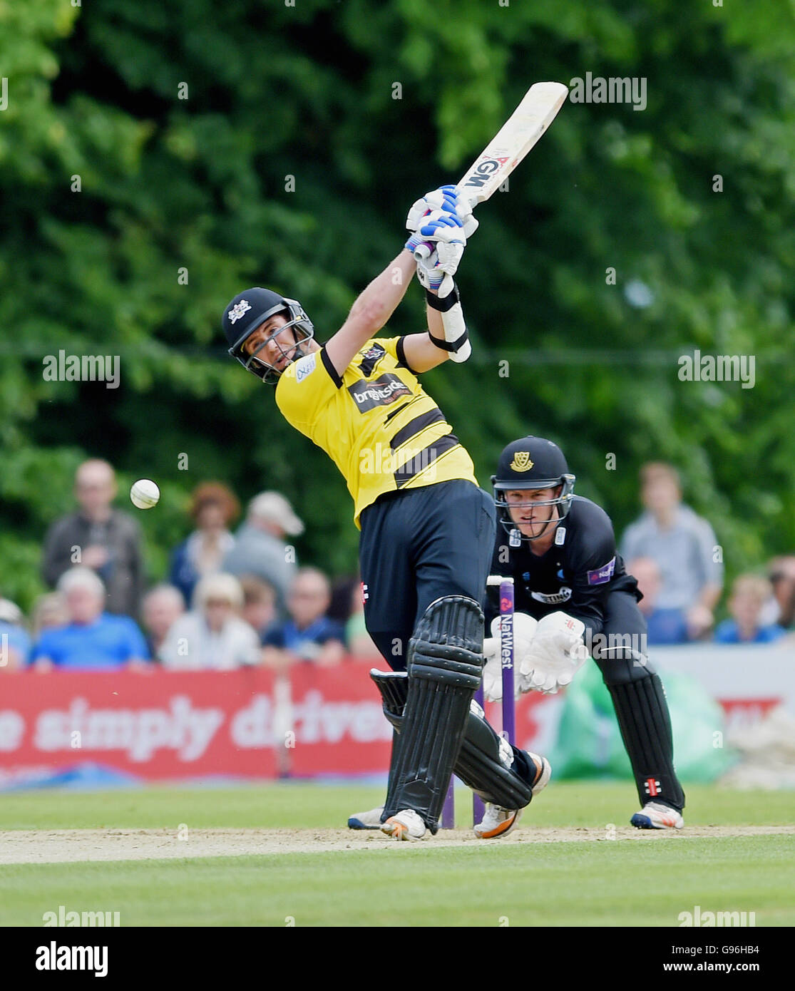 Ian Cockbain von Gloucestershire zerschlägt den Ball an die Grenze während der NatWest T20 Blast Spiel zwischen Sussex Haie und Gloucestershire im Arundel Castle Ground. 26. Juni 2016. Simon Dack / Tele Bilder + 44 7967 642437 Stockfoto