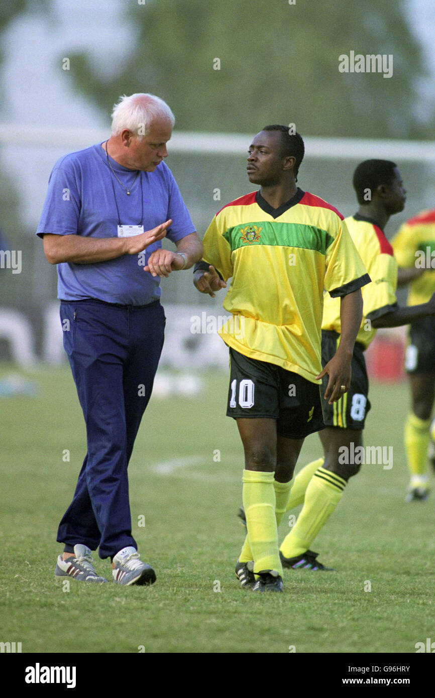 Fußball - Afrikanischer Nationencup. GHANA MANAGER'S OTTO PFISTER UND ABEDI  AYEW PELE Stockfotografie - Alamy