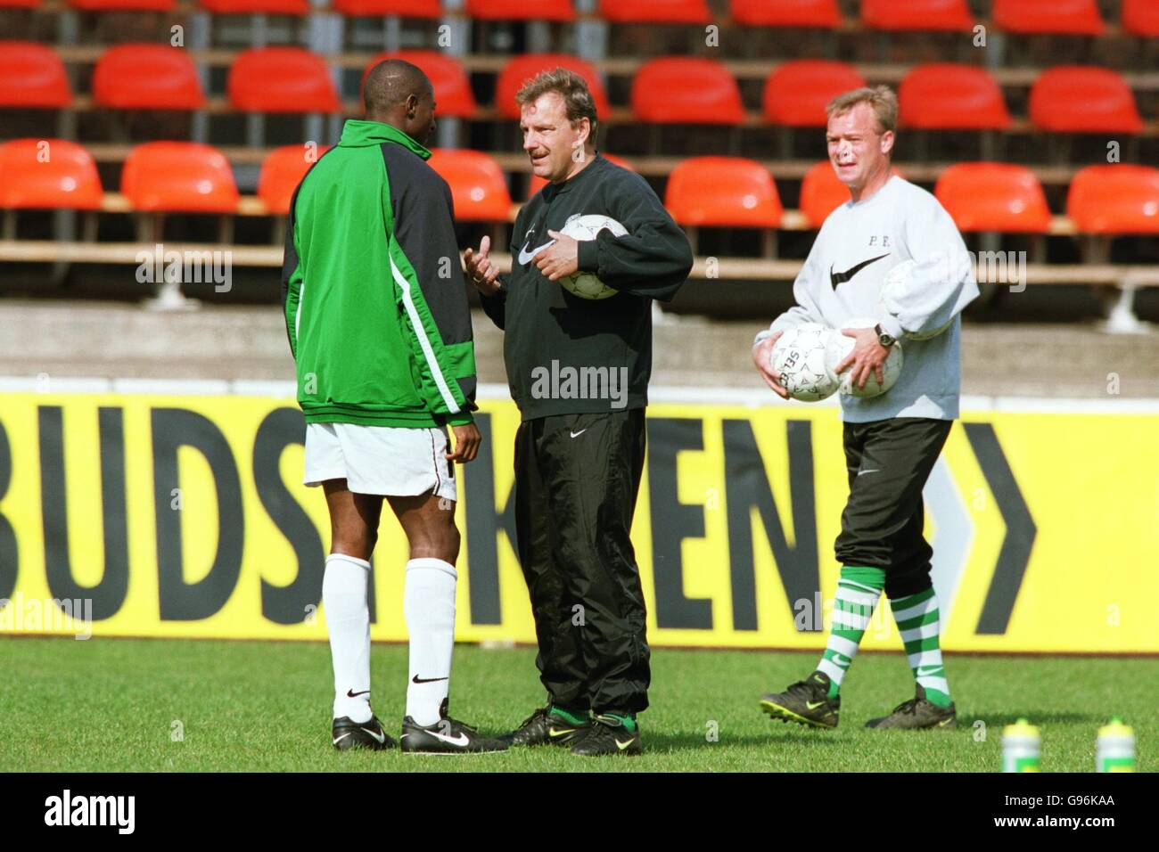 Ab-Trainer Ole Morch (Mitte) spricht mit Stürmer Abdul Sule (Links) während des Aufwärmphase vor dem Spiel Stockfoto