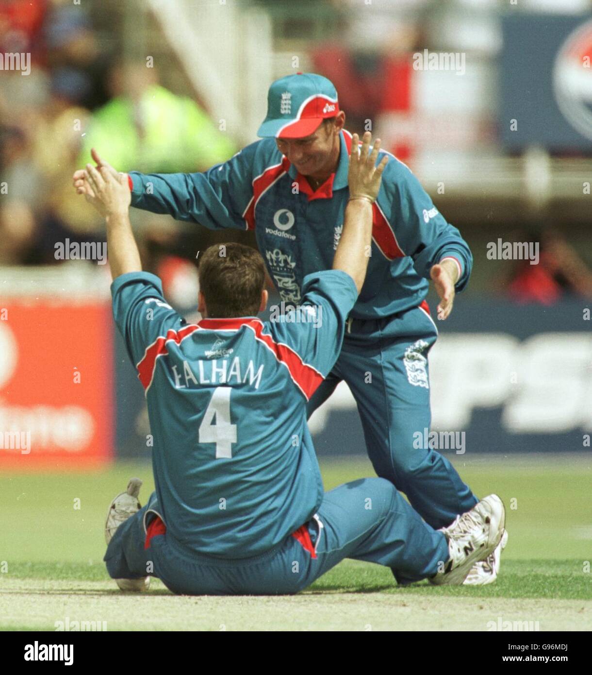 Cricket - ICC World Cup - Gruppe A - England / Indien. Der englische Mark Ealham wird von Nasser Hussain gratuliert, nachdem Saurav Ganguly aus dem Rennen ist Stockfoto